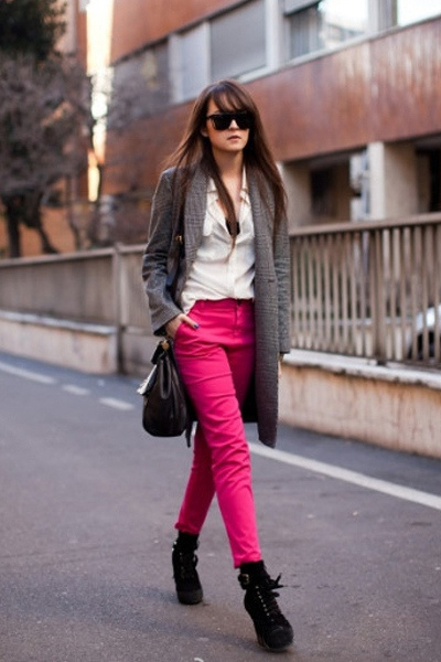 什么样的玫红颜色好看,玫红色衣服配什么颜色好看