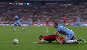 体育踢球搞笑名场面,足球运动场上的搞笑瞬间