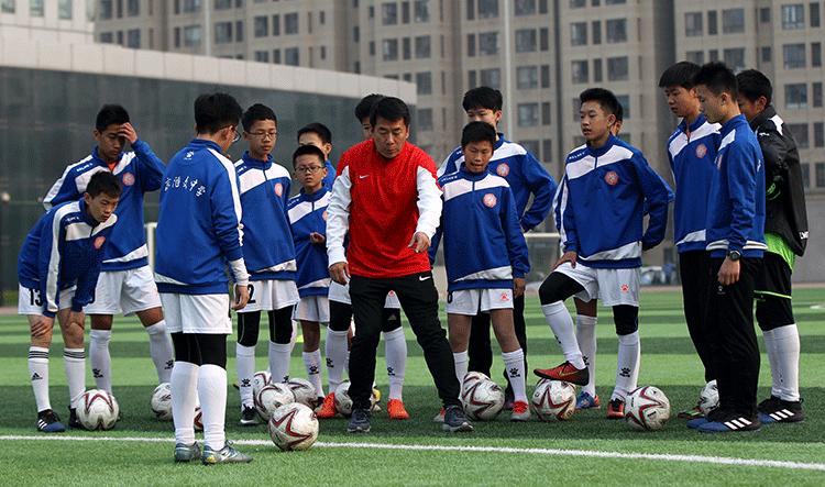 中国足球名宿辅导团未来之星计划走进汇文搭建校园足球沟通桥梁
