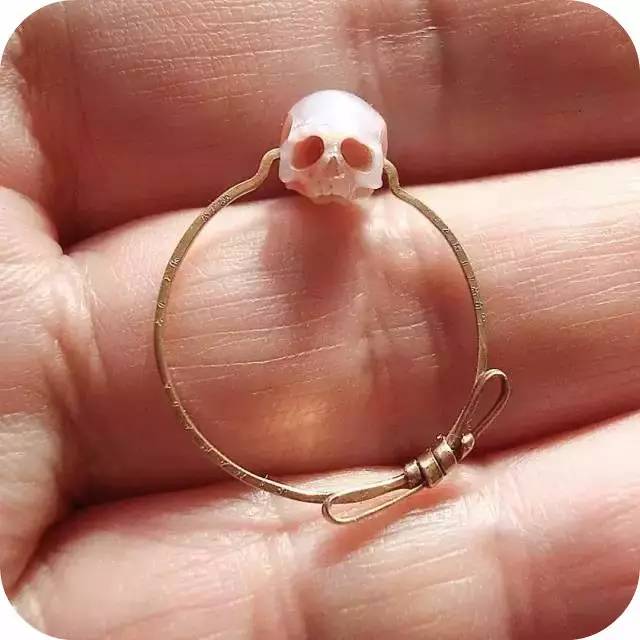 日本珍珠骷髅，将又是生又是死的饰品戴在身上，葬礼艺术作为灵感