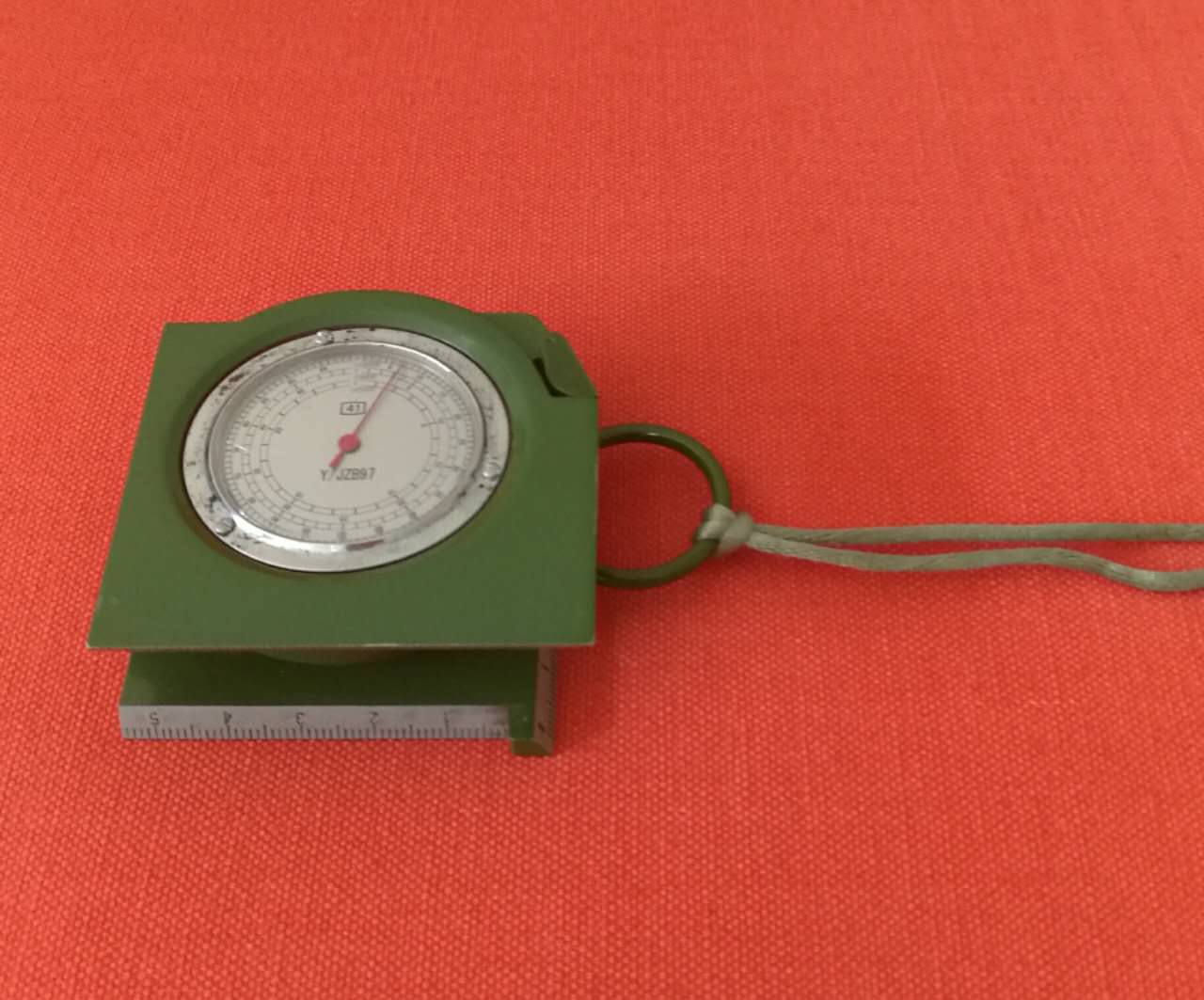 从军品店搞个指北针,学会咋用,咱们就可以玩解放军的按图行进了