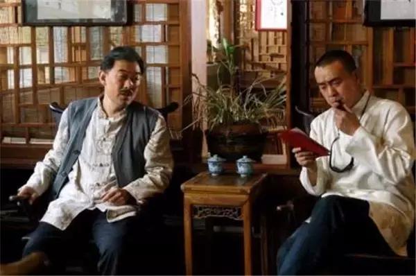 毕业于上戏，影剧音三栖发展，亦正亦邪，被誉为天下第一太监