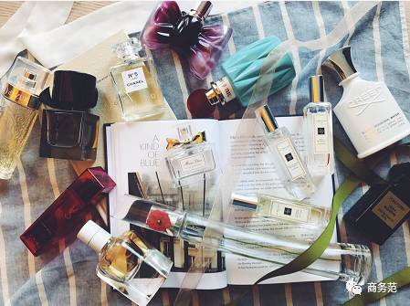 我给3个直男闻了16瓶香水，结果