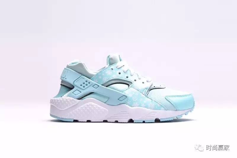 缤纷清爽的粉蓝色系球鞋，摇身成为漂漂型格少女