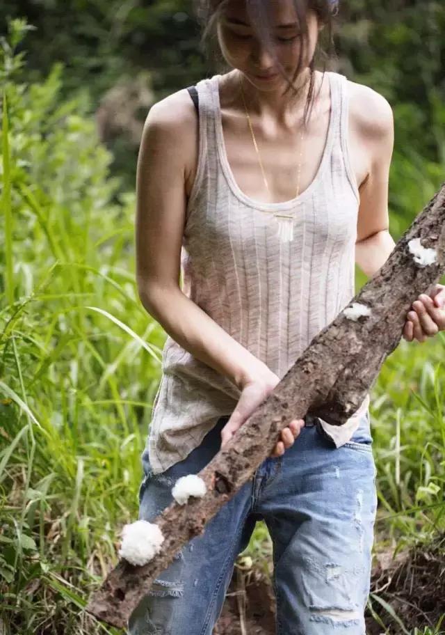 她是“成都第一私房菜美女老板”，与李易峰合作，和方大同录节目