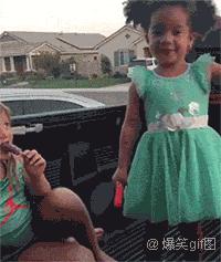 后面的那个小胖子，知道你很可爱，快走开我还要拍照呢！