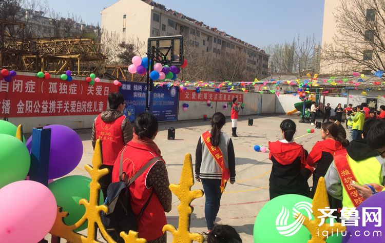 爱心人士为儿童学校送温暖,爱心人士到学校献爱心简报