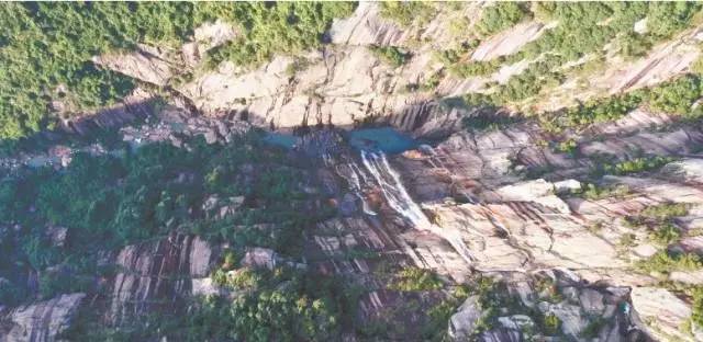 太壮观!清远这个群山萦绕的天湖惊现百米大瀑布,你竟然不知道?