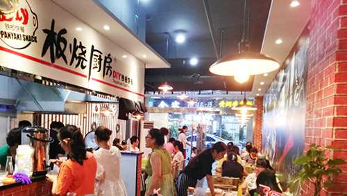 在县城上开餐馆每天盈利多少不亏,在小县城开火锅店一年收入100万