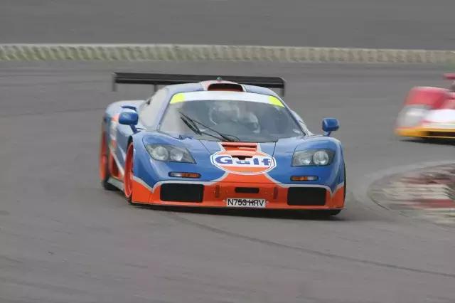 你们都是来看赛车，我来看的是会移动的几个亿！