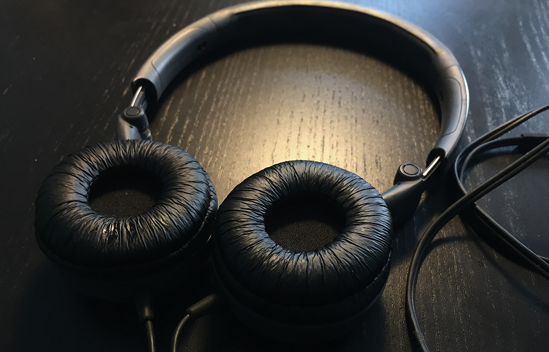 这位小屌丝，给你推荐了性价比超高的入门级耳机！他竟然带了四年