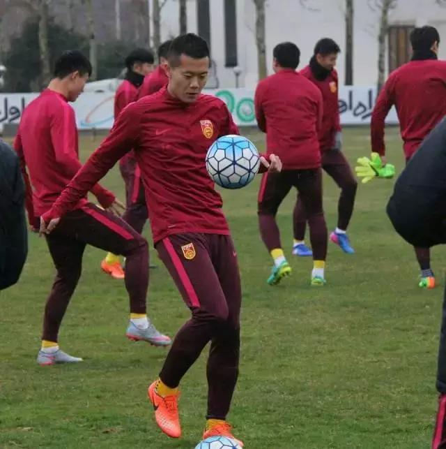 他们都穿什么篮球鞋,他们穿着什么用英语怎么说