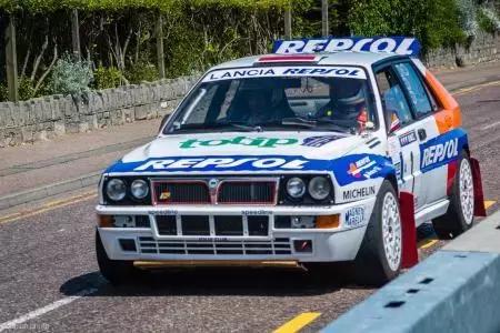 你们都是来看赛车，我来看的是会移动的几个亿！