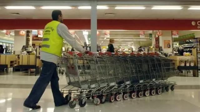 澳洲俩情侣买奶粉被白人打,澳洲华人抢奶粉大打出手