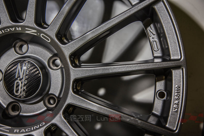 勒芒经典——OZSuperturismoLM轮毂细节展示