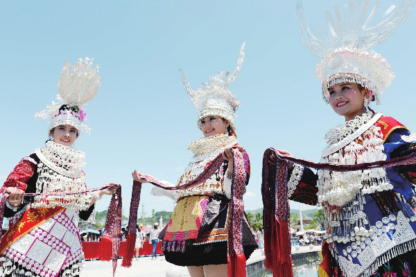 谁说贵州“人无三分银”,一套苗族盛装全是银,何止三分?