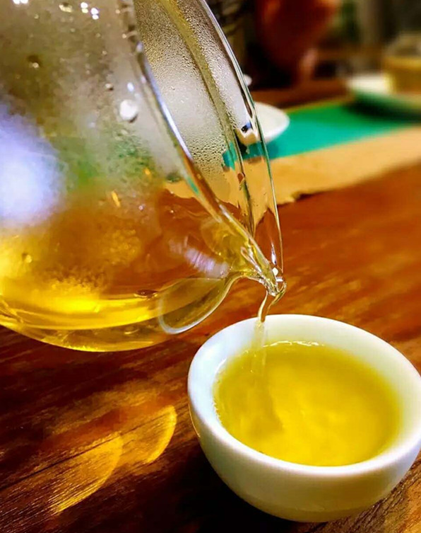 普洱茶喝起来舌根发麻,喝普洱茶舌头发麻是什么原因