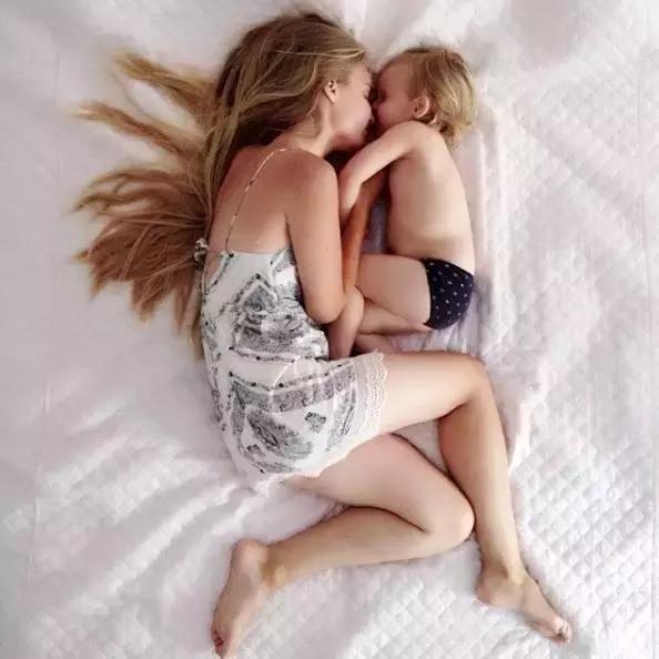 朋友圈晒女儿的亲子照 (晒女儿一家三口亲子照)