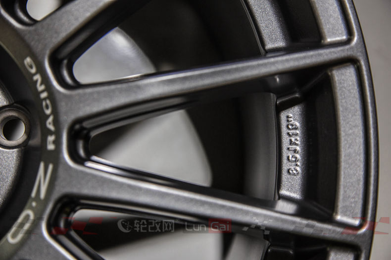 勒芒经典——OZSuperturismoLM轮毂细节展示