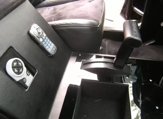 1500万骑士十五世去洗车，洗车人员直摇头：装甲车我们洗不了