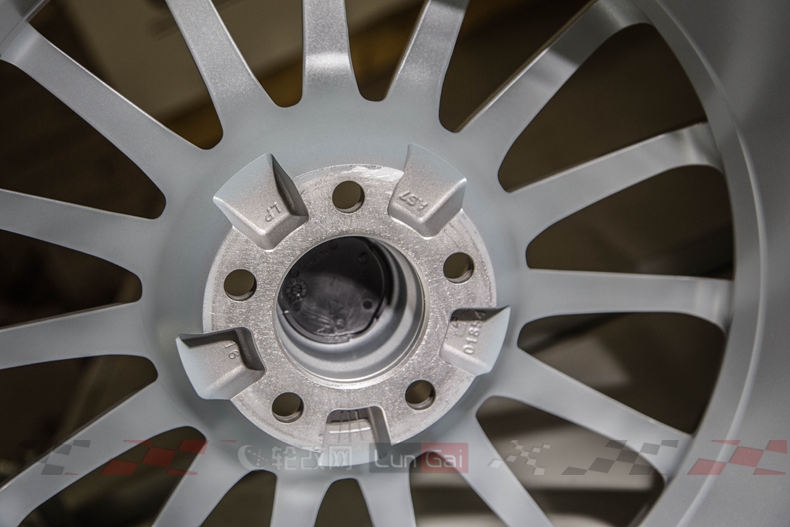 勒芒经典——OZSuperturismoLM轮毂细节展示