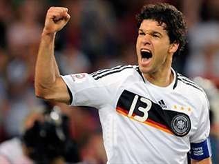 心中的足坛第一人,足坛十大硬汉柔情一面