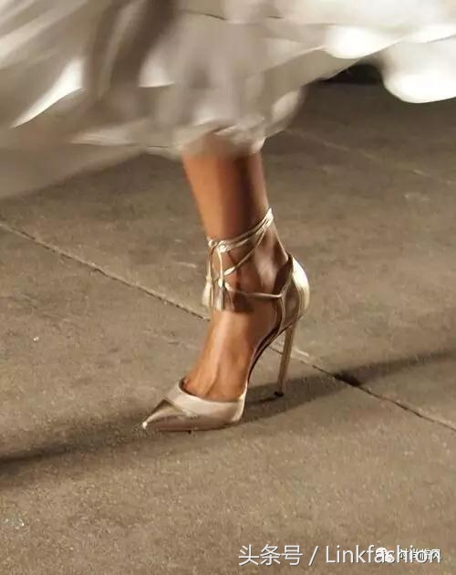 一双鞋,火过大牌包