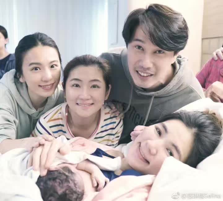 二胎妈妈母乳喂养的正确方法 (第一胎怎么喂二胎母乳)