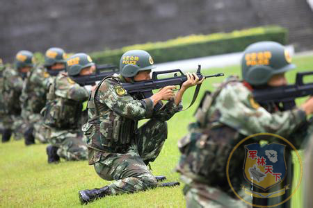 美国女民兵长相甜美大搞救护，伤兵模具断臂过于逼真