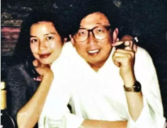 张国荣抱周润发视频,左拥右抱走向人生巅峰