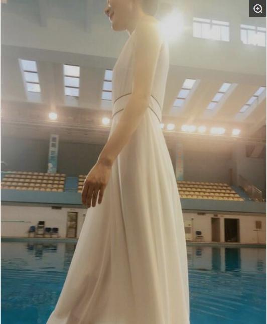 她曾被评为完美恋人，整容失败被骂女鬼，如今水池爆照再变女神！