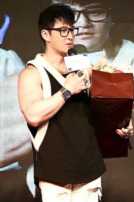 曾为偶像剧天王，霍建华也甘为配角，如今化身金刚芭比！