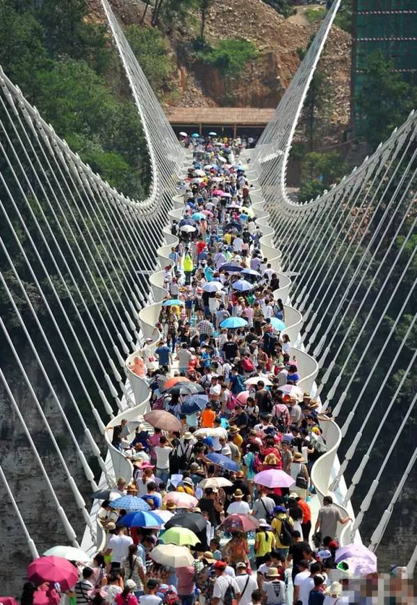 玻璃滑道断裂游客险坠落后续,景区玻璃栈道发生事故