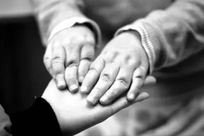 罕见病儿童时期发病,究竟罕见病孩子应该治疗还是放弃