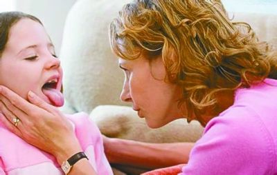 2岁宝宝嘴巴周边长了一圈红点点,小孩嘴巴里面长红点点是怎么回事