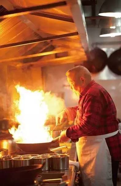 他模仿米其林，引入了专业烧虾师