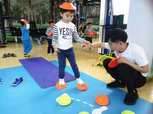 孩子感统失调是怎么造成的,孩子感统失调是父母造成的