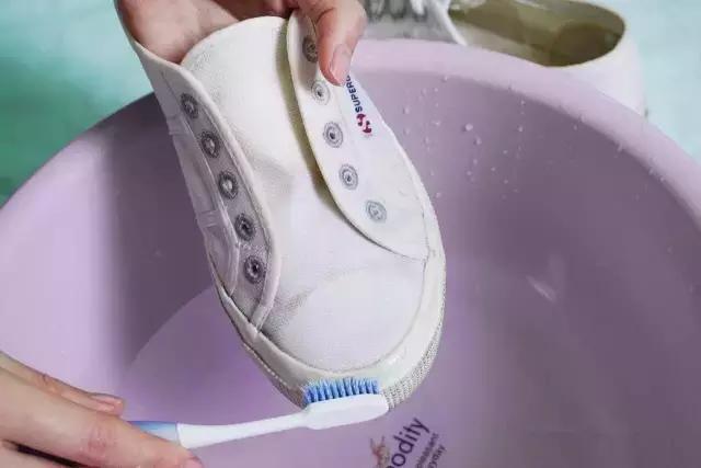 小白鞋清洁去污净怎样使用,小白鞋变黄了变脏了怎么刷白妙招