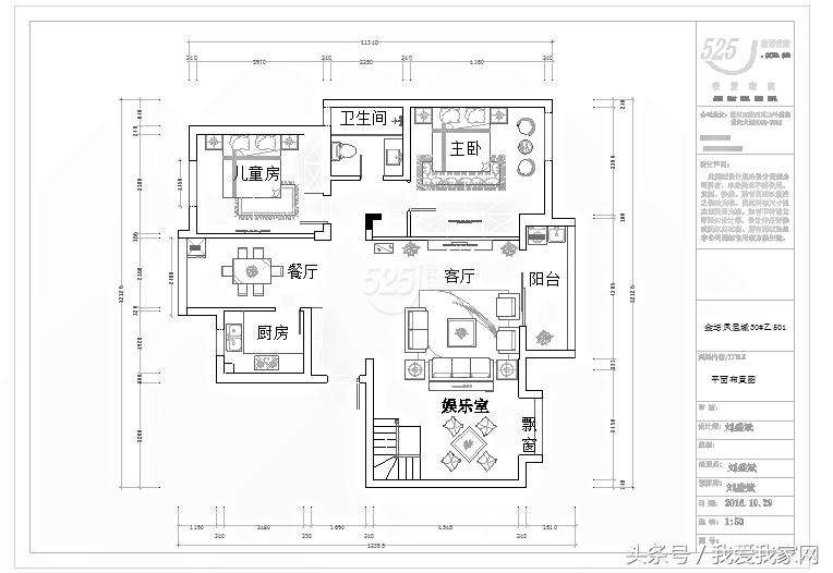 楼梯在正中,楼梯小横梁凸出墙体