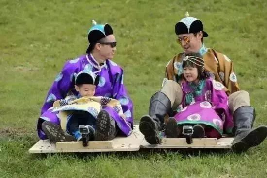 在草原骑马射箭,在草原上骑马奔跑