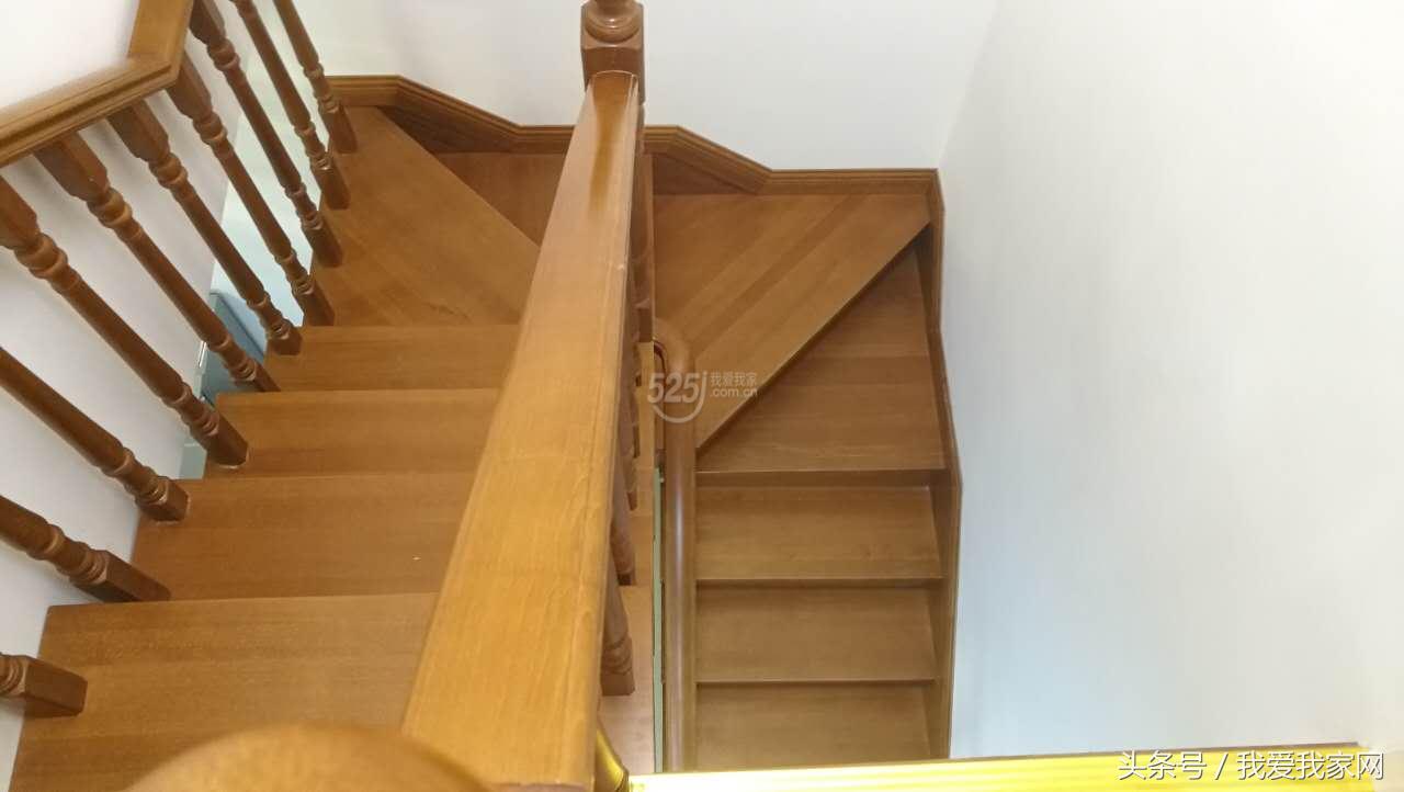 楼梯在正中,楼梯小横梁凸出墙体