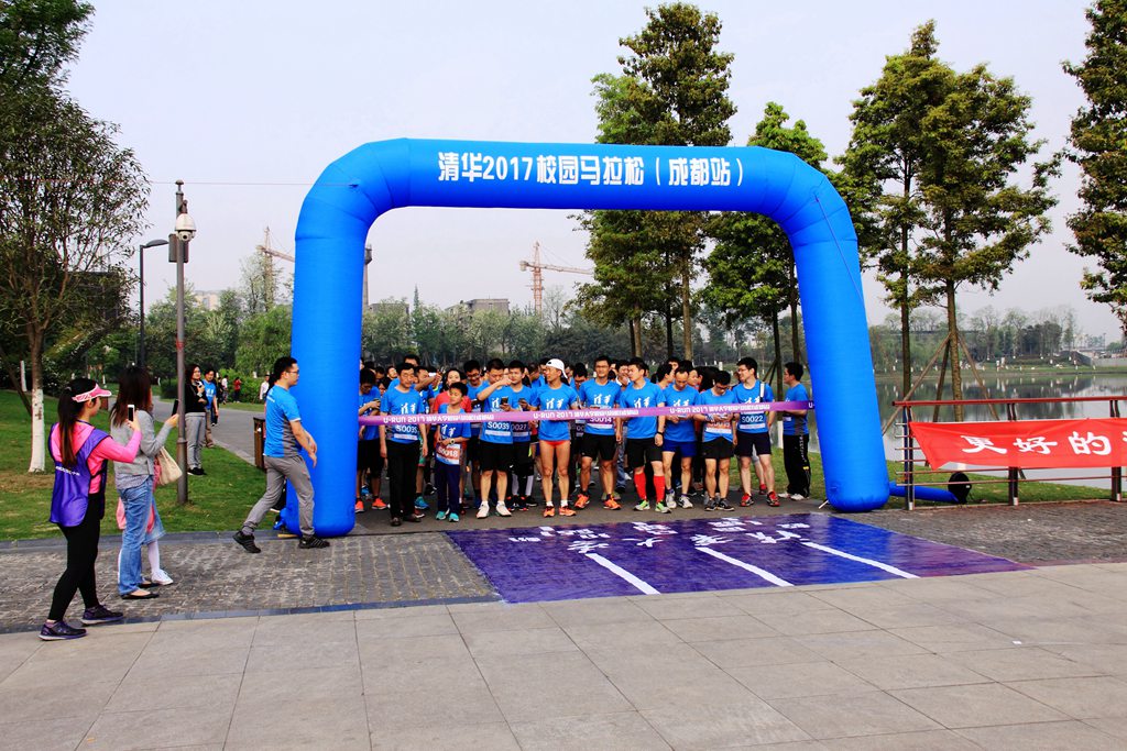 环球同跑迎校庆，清华校友锦城湖畔展英姿（原创）