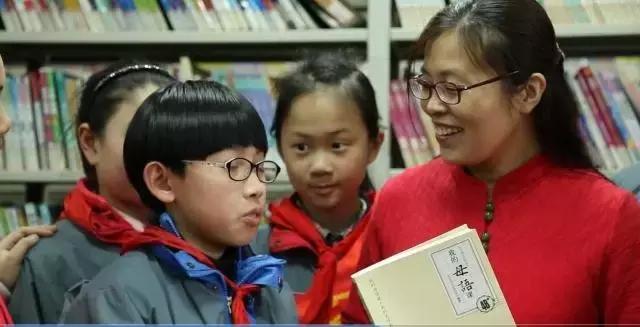 小黑鱼为什么喜欢躲在黑暗的地方,小黑鱼的特征是什么