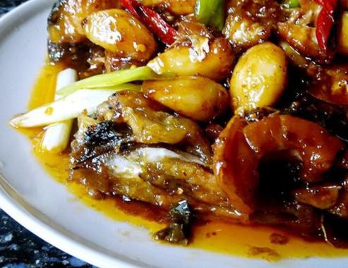 大蒜烧鲶鱼一般要烧多少分钟,大蒜烧鲶鱼要去黏液嘛