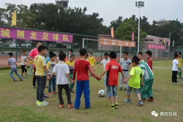 小孩学踢足球视频,小朋友学踢足球视频