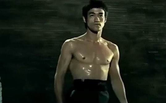 李小龙曾是“猩猩王”，女友众多，把弟踢到休克，其弟要全盘否定