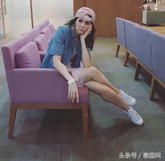 泰国时尚教主Chompoo花16万泰铢买及腰长靴!