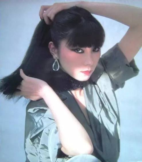 日本首席模特儿，霸占YSL走秀，是设计师眼中的“东洋美魔女”