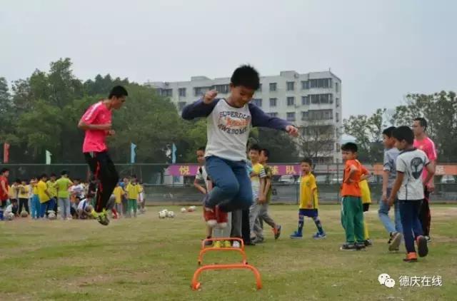 小孩学踢足球视频,小朋友学踢足球视频