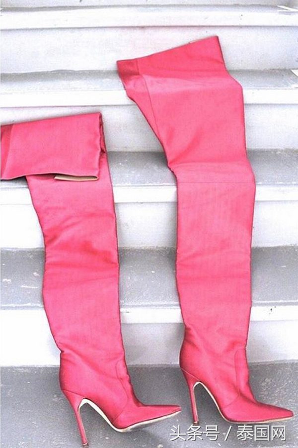 泰国时尚教主Chompoo花16万泰铢买及腰长靴!